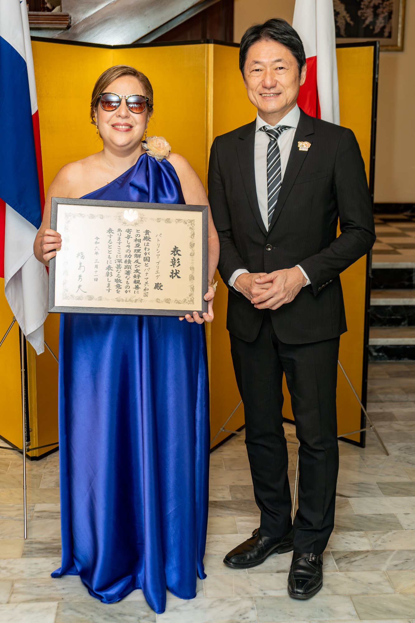 Patricia Vlieg receiving a certificate from Ambassador Hideo Fukushima